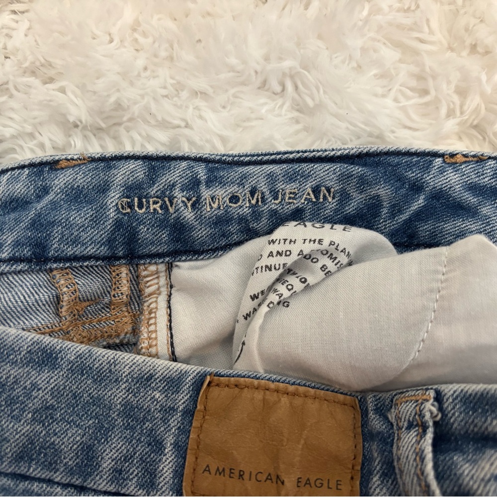 American Eagle blue high-waisted stretch curvy mom jeans - Picture 5 of 6